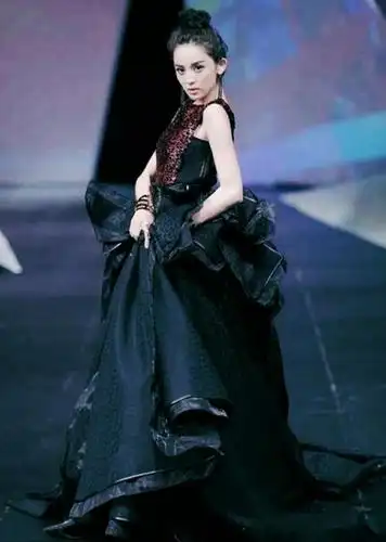 女星"走t台": 热巴霸气侧漏,何穗仙气十足, 关晓彤是最大亮点?