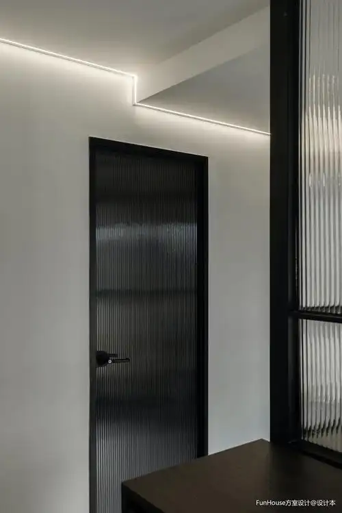 次卫在入户左边,长虹玻璃门增加内部采光.