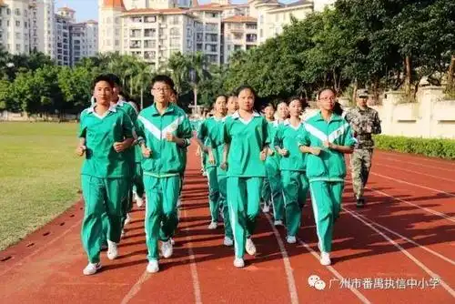 q学友直播广州番禺执信中学部军训