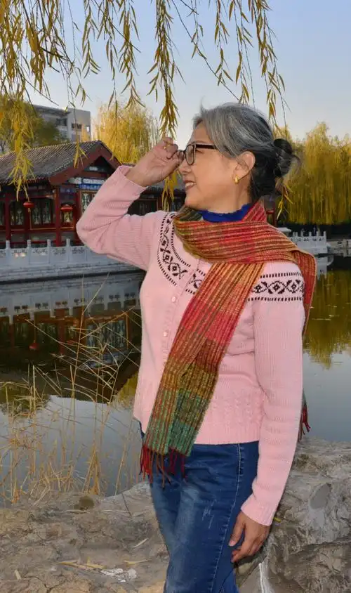 周绚三位男士摄影师和王淑燕.刘淑珍俩位女摄影师为同学拍照.