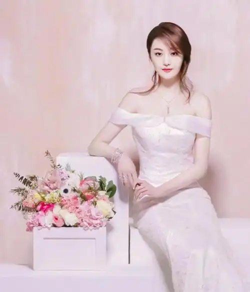 郑爽又换造型了一袭抹胸连衣裙时尚优雅头发扎起十分迷人