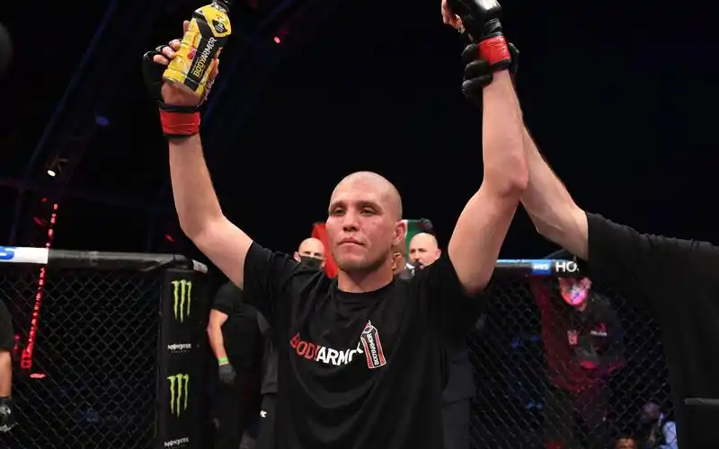 【ufc格斗岛 | 八角笼采访】头条主赛:焕然一新的奥尔特加_哔哩哔哩