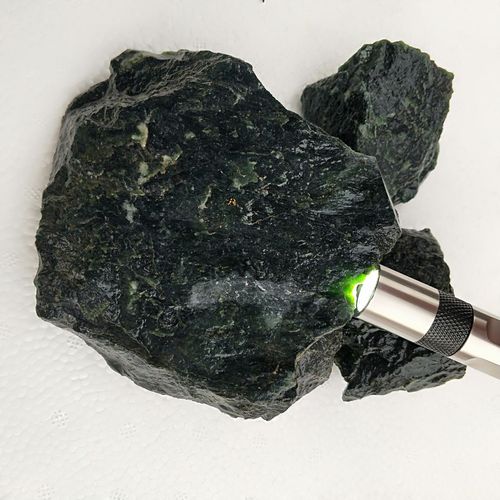 新疆活磁墨玉墨绿玉毛石蓝田毛料泰山原石摆件黑墨玉系列