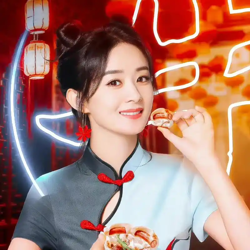 这次嫩成"小姑娘"了,双丸子头配拼接旗袍元气灵动,太美太可爱了!