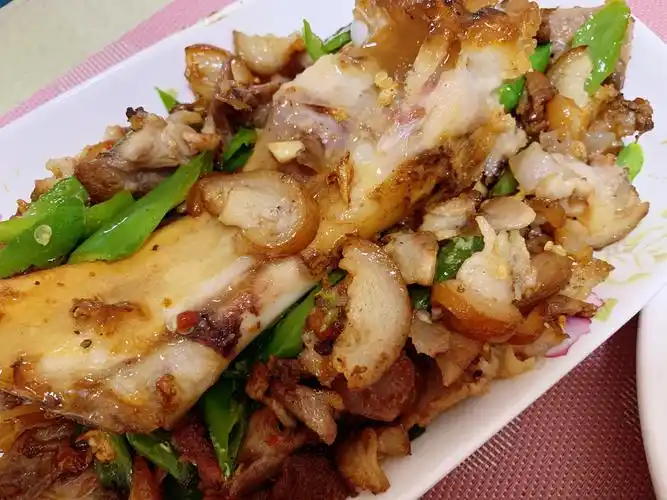 小炒拆骨肉 做法:前腿骨卤熟,手撕,切片,配青椒炒.