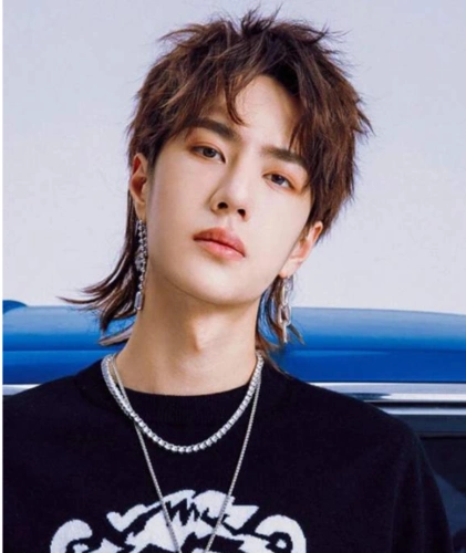 王一博拍戏剪掉长发帅气短发也太man了干净清爽少年感十足