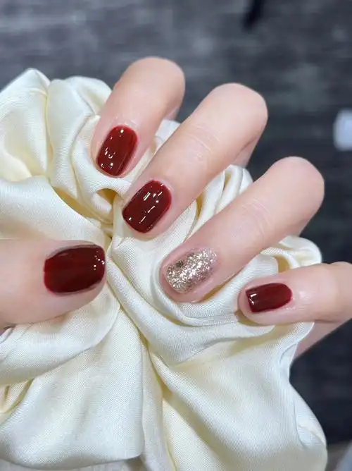 复古冰透车厘子色美甲