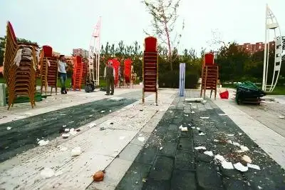 昨日傍晚,庆丰公园里,一场婚礼过后留下一地的垃圾.