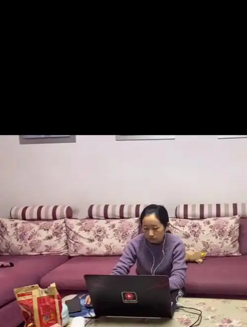 聪聪放假回家,刚进家门又是抱航航,又是送惊喜,二丫受宠若惊-度小视