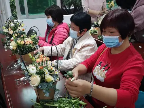 现场邀请花艺老师指导参与者自主动手制作花篮,一起插花diy.大家
