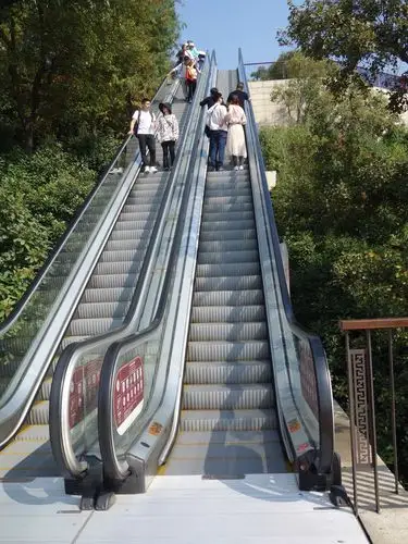 乘两段扶梯到山顶
