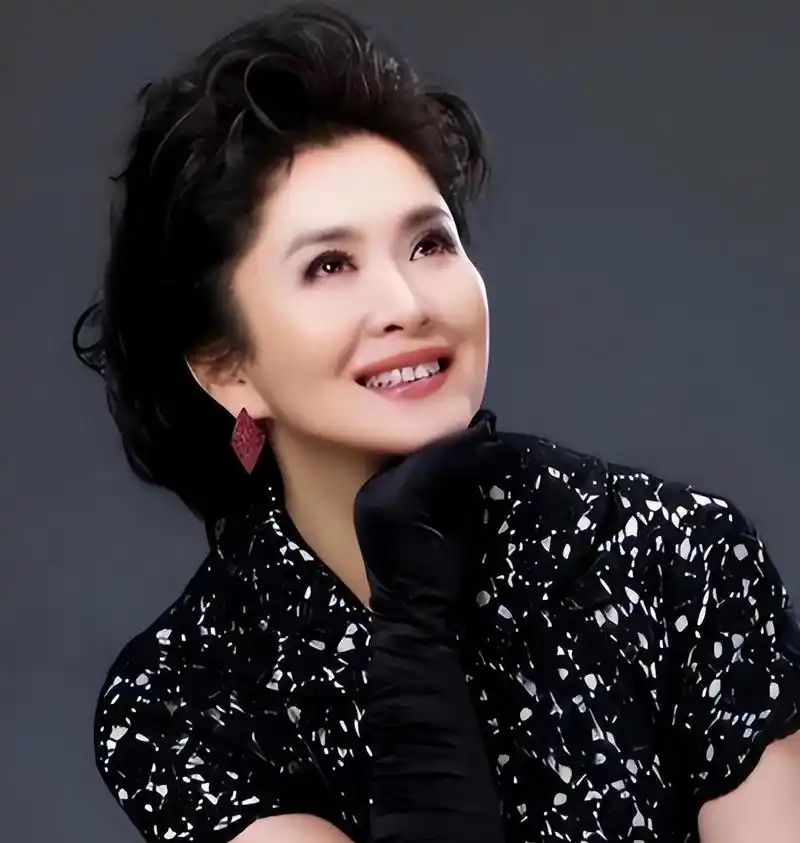 回顾张德兰:巅峰时为爱隐退,40岁成为医生,一生无儿无女