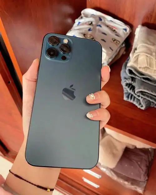 iphone12promax  海蓝色,一直用着也是挺爱惜的,自己的手机,比较珍惜