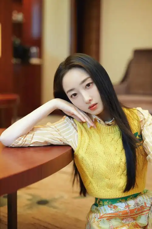 蒋梦婕现身活动现场 复古印花短裙明媚动人__凤凰网