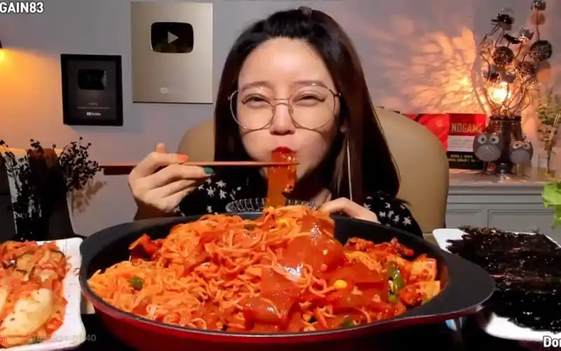 韩国吃播dorothy香辣炒鱿鱼搭配面条注入灵魂宽粉