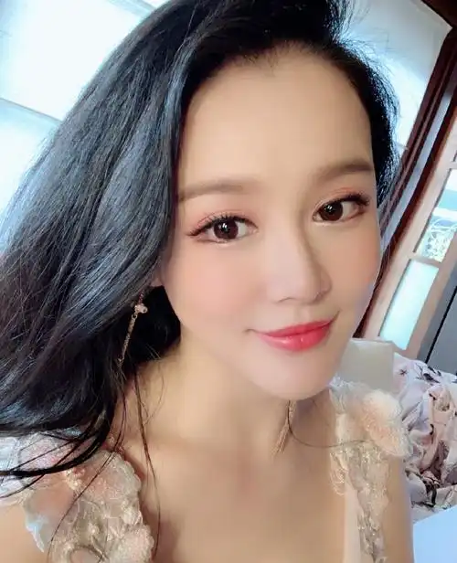 邹市明妻子冉莹颖晒照,波浪长发长相甜美随性帅气!