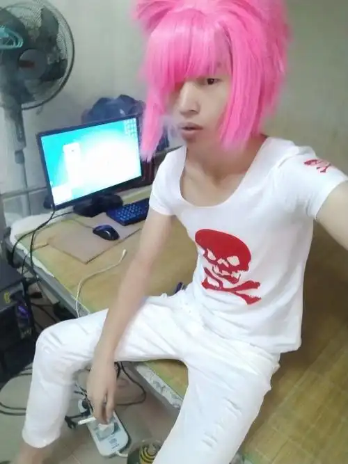 中国杀马特伤感王子安小田来自贵州安龙山镇,一位热爱杀马特葬爱家族