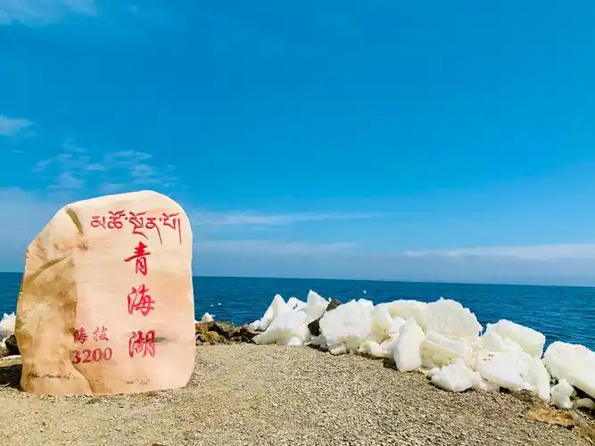 青海湖湖边的石碑 br />