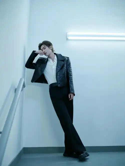 张凌赫黑色皮衣机车造型##张凌赫楼梯冷感大片