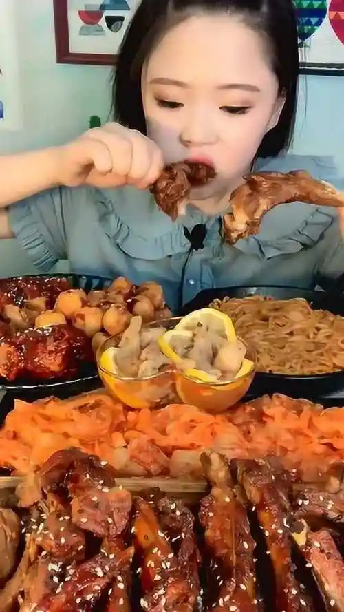 一天不看美女吃肉就难受看这大口吃肉的样子你能忍住不流口水吗