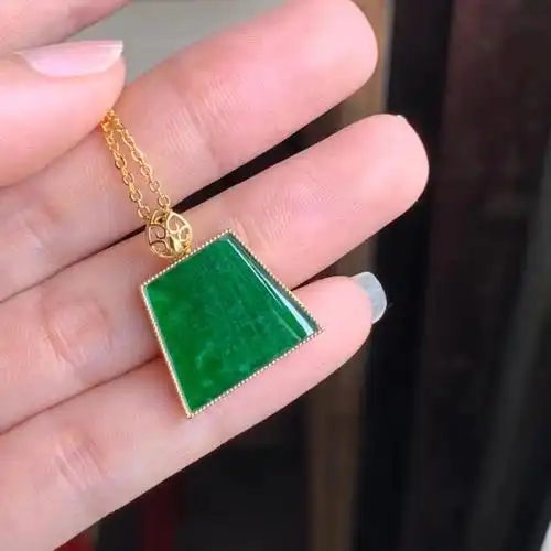 18k真金镶嵌辣绿色翡翠无事牌实拍