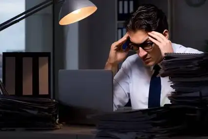 加班生病年轻的生意人加班工作到深夜照片