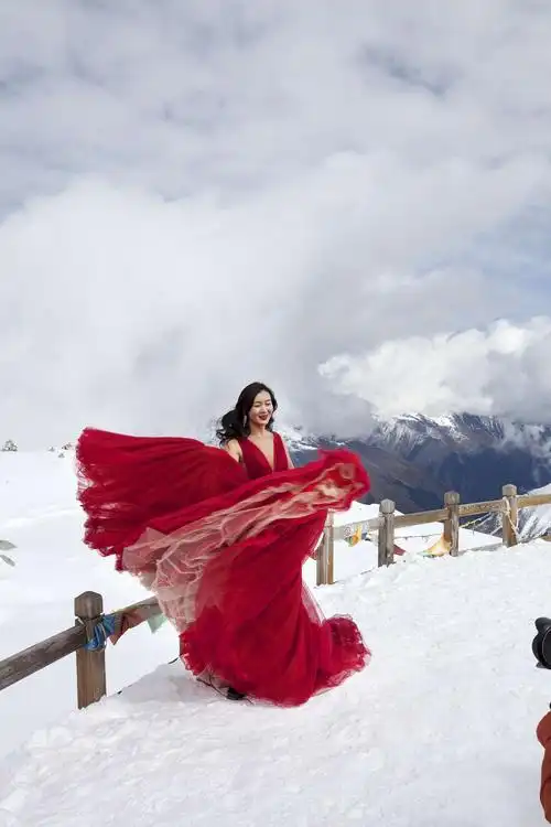 达古冰山山脚下层林尽染美不胜收,雪山之巅盛装美女光彩夺目.