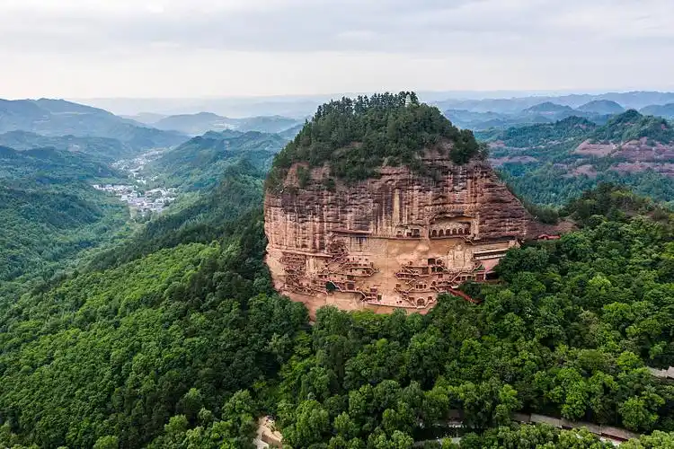 中国甘肃省天水市麦积山石窟航拍