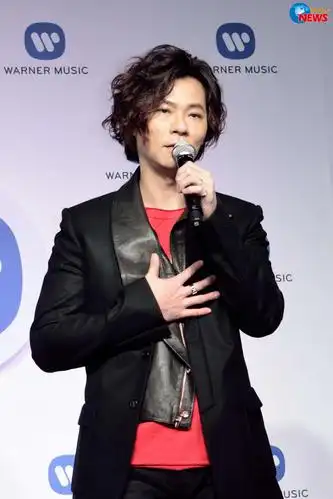 『野兽派歌王』杨培安加盟华纳 萧煌奇站台送上毛怪玩偶当贺礼