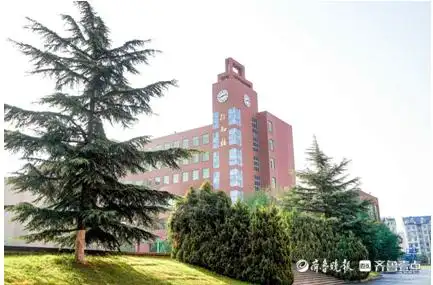 中考生烟台青华中学5月28日在中招会现场招生宣讲答疑