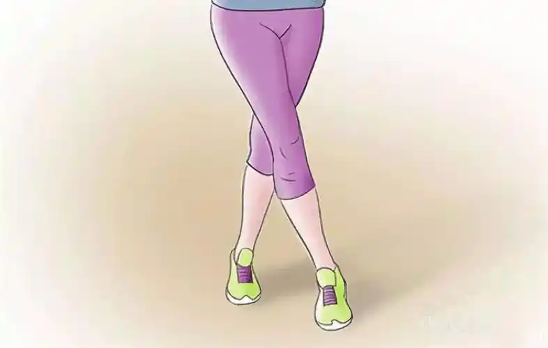 小儿夹腿综合症表现:小儿可两腿并拢或交叉内收或利用桌子或椅子角