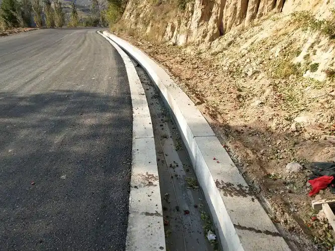 盘山公路排水沟一般采用,车载式侧边出料