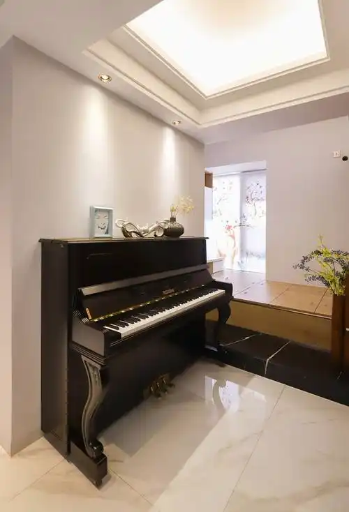 业主家的钢琴是1.6m*0.