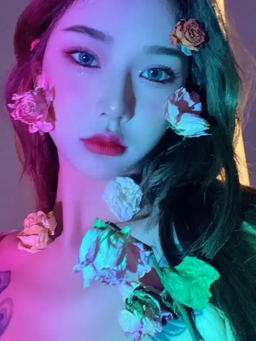 灯光调节内光蓝色外光紫色场地卫生间大面积镜子折射的光会让脸部看