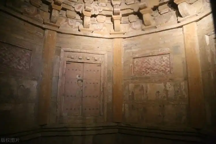 放羊娃发现古墓,盗墓贼闻风而来,引发悲剧