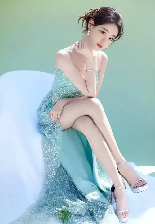 祝绪丹芭莎珍珠宴会浅绿色开衩连衣裙,性感与纯洁完美平衡!