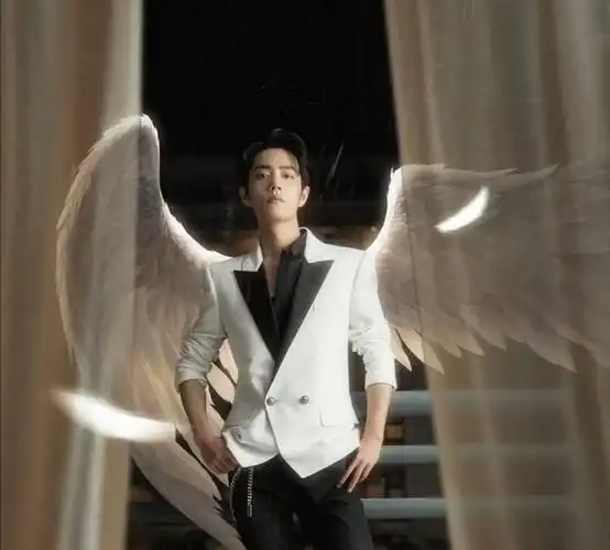 肖战新词隐藏的翅膀冲上话题榜12小时超长肖战花絮来袭