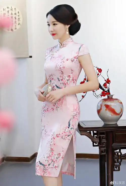 夏天穿粉色桃花旗袍裙,会让男人着迷吗?