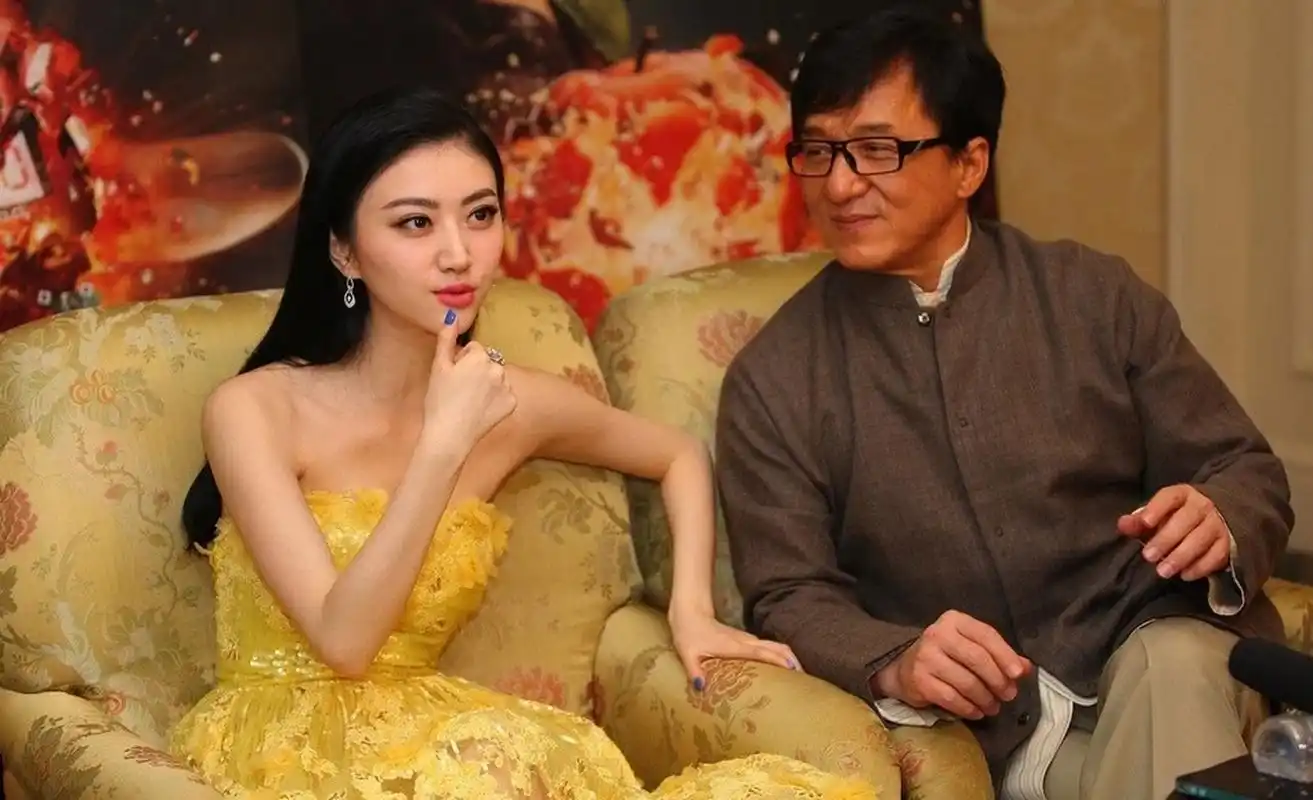 景甜和成龙最想删掉的同框照,通过景甜和成龙的合照不难看出,作为公众