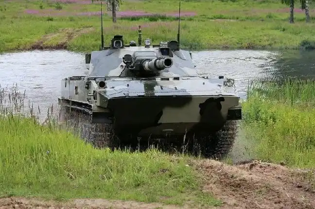 劈波斩浪!05式两栖突击炮远海登陆演练