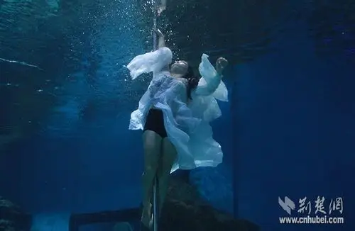 武汉女孩水下憋气秀钢管舞