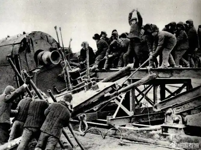 大庆石油会战中的人拉肩扛精神