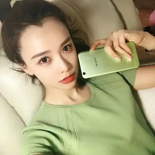 在看到《时尚芭莎》大片后,时尚博主黄一琳也第一时间用r9s清首页