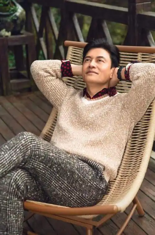 67岁吕良伟山间打拳练功,扎马步脸憋得通红,脸浮肿暴露真实年龄