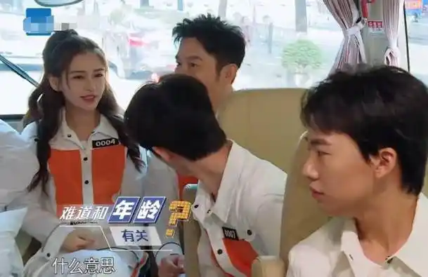 跑男按年龄发的牌子,baby偏找蔡徐坤换,没想到女神也怕老?