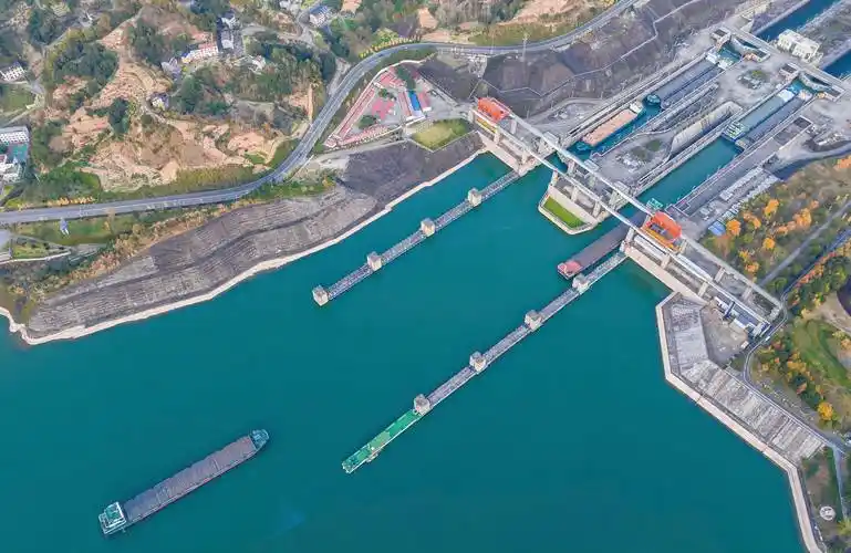 (经济)三峡枢纽航运通过量突破历年最高水平_新华社_湖北省_宜昌市