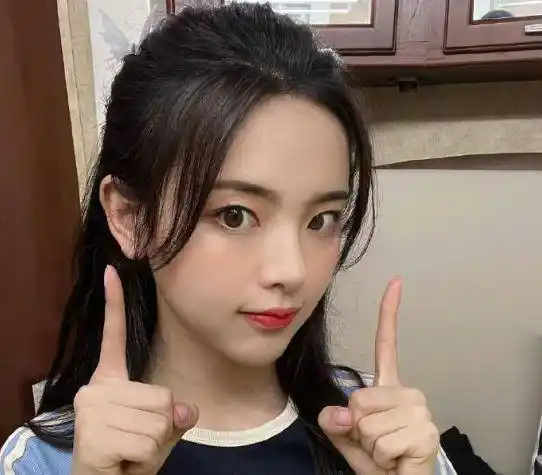 火箭少女出道三周年,全员晒手势照庆祝毕业一周年,仪式感满满_超越