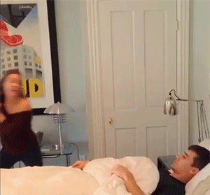 睡的真香突然来了一桶水雷人gif动图_动态图_表情包下载_soogif