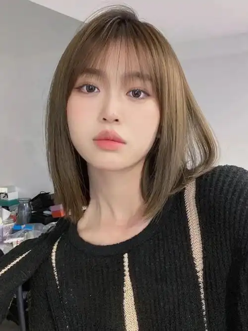 肩膀以上长度的发型是一种既时尚又方便的选择,适合各种场合和季节,也