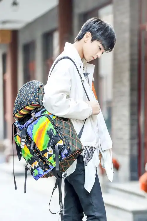 王俊凯身穿loewe白色夹克搭配prada背包拍摄了一组街拍大片叠搭穿法